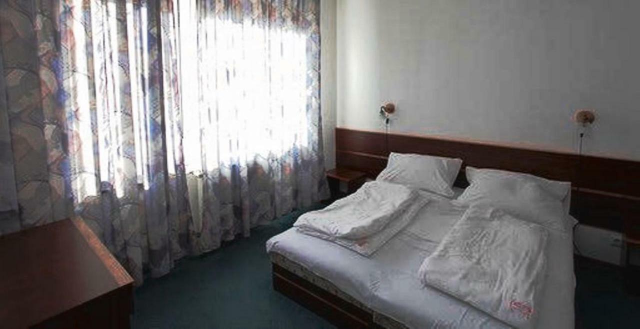 Aranypart Hotel Siofok Exterior photo